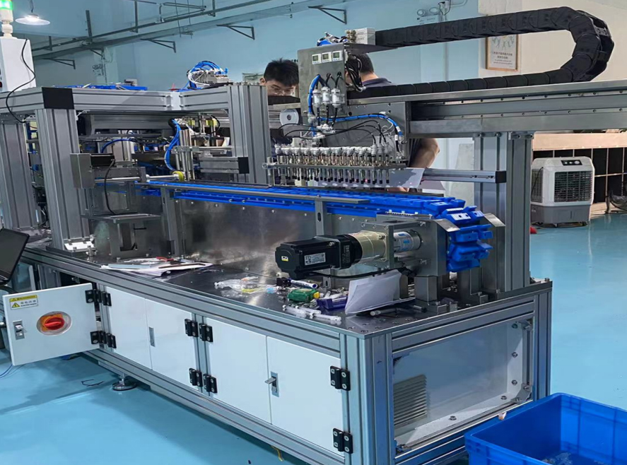 Medical safety syringe automatic tightening and packaging equipment